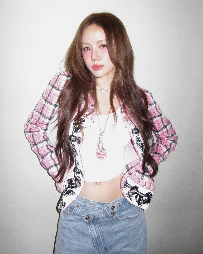 Style &ldquo;g&aacute;i phố&rdquo; của Phương Ly: da n&acirc;u, v&aacute;y ngắn v&agrave; vibe cool-girl cuốn cực - Ảnh 12.