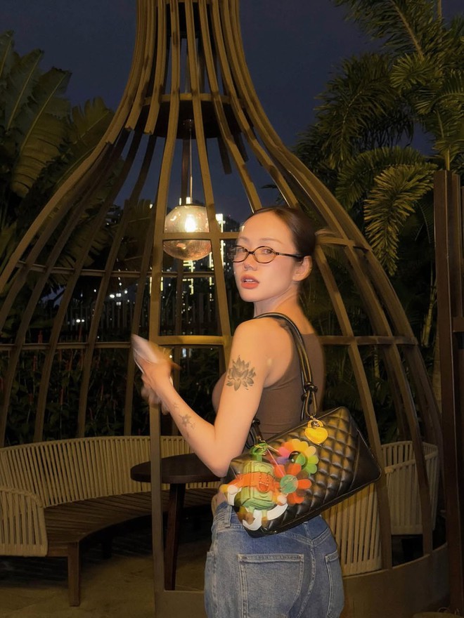 Style &ldquo;g&aacute;i phố&rdquo; của Phương Ly: da n&acirc;u, v&aacute;y ngắn v&agrave; vibe cool-girl cuốn cực - Ảnh 9.