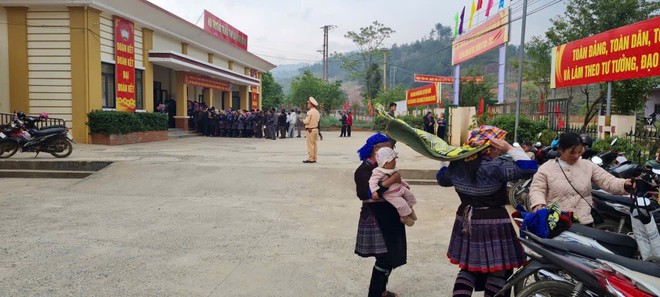 Cử tri 114 tuổi ở x&atilde; P&uacute;ng Lu&ocirc;ng được con ch&aacute;u chở đến tận nơi để thực hiện quyền bầu cử- Ảnh 1.