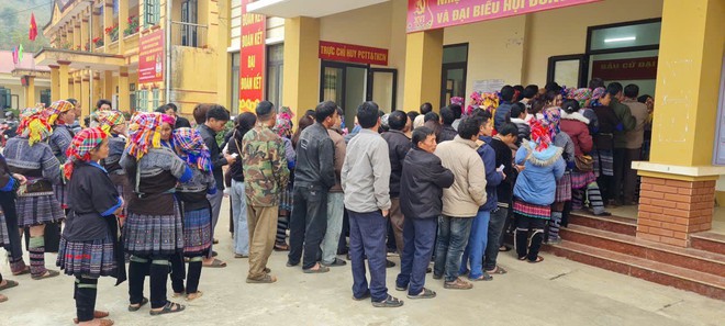 Cử tri 114 tuổi ở x&atilde; P&uacute;ng Lu&ocirc;ng được con ch&aacute;u chở đến tận nơi để thực hiện quyền bầu cử- Ảnh 3.