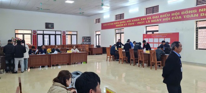 Cử tri 114 tuổi ở x&atilde; P&uacute;ng Lu&ocirc;ng được con ch&aacute;u chở đến tận nơi để thực hiện quyền bầu cử- Ảnh 2.