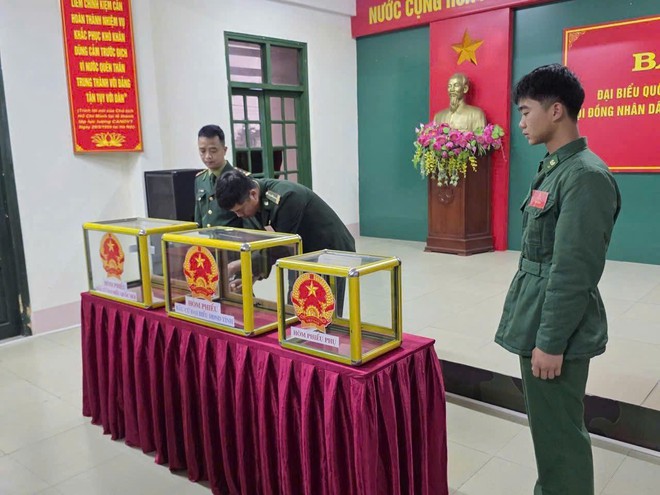 Chi sau 30 ph&uacute;t khai mạc, Đồn Bi&ecirc;n ph&ograve;ng Đồng Văn đ&atilde; ho&agrave;n th&agrave;nh c&ocirc;ng t&aacute;c bầu cử - Ảnh 4.