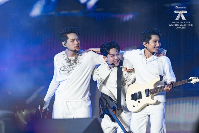 D&agrave;n Anh Trai Say Hi khiến s&acirc;n Mỹ Đ&igrave;nh b&ugrave;ng nổ, Bảo Thy, MIN g&acirc;y ch&uacute; &yacute; với nhan sắc U40 - Ảnh 3.