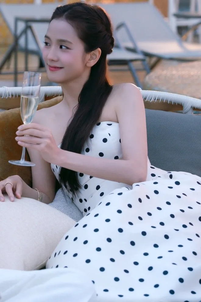 Diễn xuất g&acirc;y tranh c&atilde;i nhưng style phim mới của Jisoo th&igrave; 0 người ch&ecirc;- Ảnh 2.