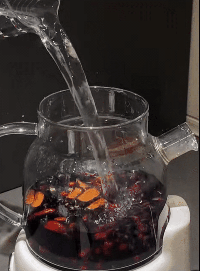 Kh&ocirc;ng cần serum đắt tiền, t&ocirc;i chỉ uống nước n&agrave;y để t&oacute;c mọc d&agrave;y hơn - Ảnh 3.