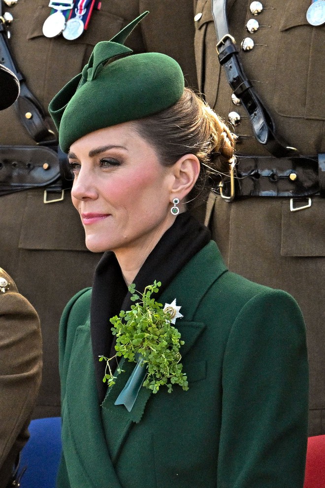 B&oacute;c gi&aacute; set đồ ngọc b&iacute;ch của Vương phi Kate ng&agrave;y lễ Th&aacute;nh Patrick: Kh&iacute; chất ng&uacute;t ng&agrave;n, đ&ocirc;i khuy&ecirc;n tai v&agrave;i trăm triệu mới l&agrave; "tr&ugrave;m cuối"! - Ảnh 4.