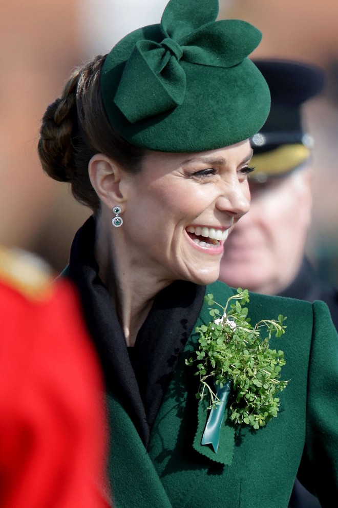 B&oacute;c gi&aacute; set đồ ngọc b&iacute;ch của Vương phi Kate ng&agrave;y lễ Th&aacute;nh Patrick: Kh&iacute; chất ng&uacute;t ng&agrave;n, đ&ocirc;i khuy&ecirc;n tai v&agrave;i trăm triệu mới l&agrave; "tr&ugrave;m cuối"! - Ảnh 5.