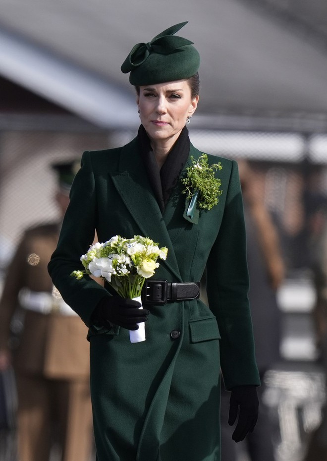 B&oacute;c gi&aacute; set đồ ngọc b&iacute;ch của Vương phi Kate ng&agrave;y lễ Th&aacute;nh Patrick: Kh&iacute; chất ng&uacute;t ng&agrave;n, đ&ocirc;i khuy&ecirc;n tai v&agrave;i trăm triệu mới l&agrave; "tr&ugrave;m cuối"! - Ảnh 2.