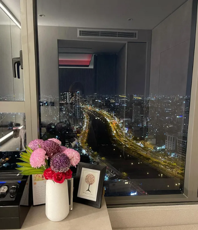 B&ecirc;n trong căn hộ triệu đ&ocirc; của đạo diễn trăm tỷ: View bao trọn S&agrave;i G&ograve;n, nội thất đắt đỏ đến  - Ảnh 3.