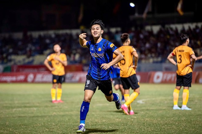 Visual "không góc chết" của Trần Gia Bảo, thần đồng bóng đá nhận suất đặc biệt lên U19 Việt Nam, fan mê rần rần - Ảnh 4.