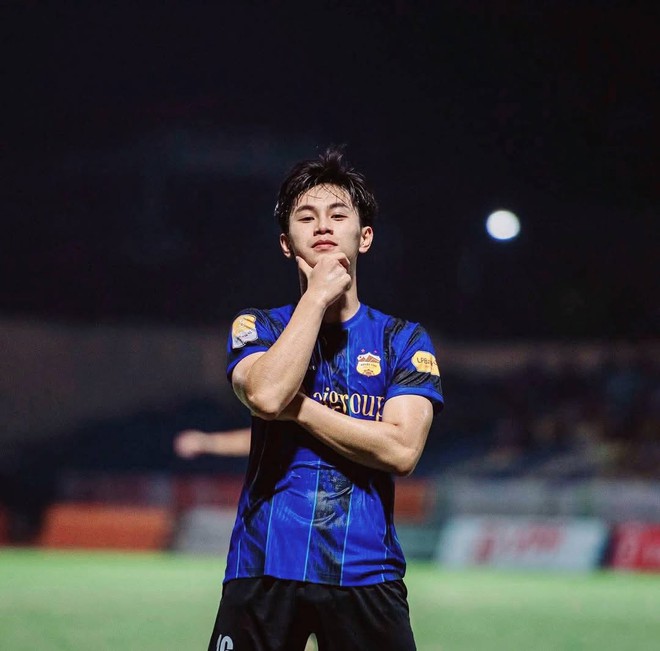 Visual "không góc chết" của Trần Gia Bảo, thần đồng bóng đá nhận suất đặc biệt lên U19 Việt Nam, fan mê rần rần - Ảnh 3.