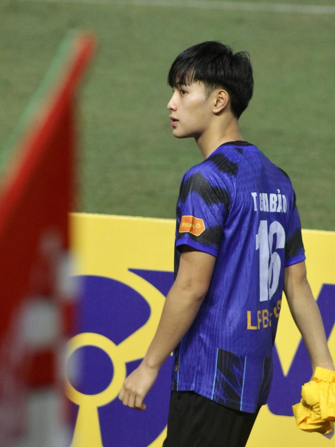 Visual "không góc chết" của Trần Gia Bảo, thần đồng bóng đá nhận suất đặc biệt lên U19 Việt Nam, fan mê rần rần - Ảnh 6.