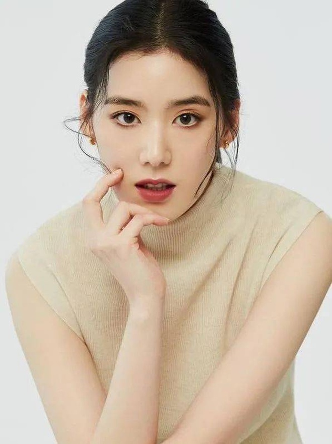 Nữ phụ hot nhất xứ H&agrave;n: Cứ l&ecirc;n phim l&agrave; đẹp &aacute;t nữ ch&iacute;nh, h&agrave;o quang sang chảnh dẫu chỉ diện &aacute;o sơ mi tối giản - Ảnh 4.