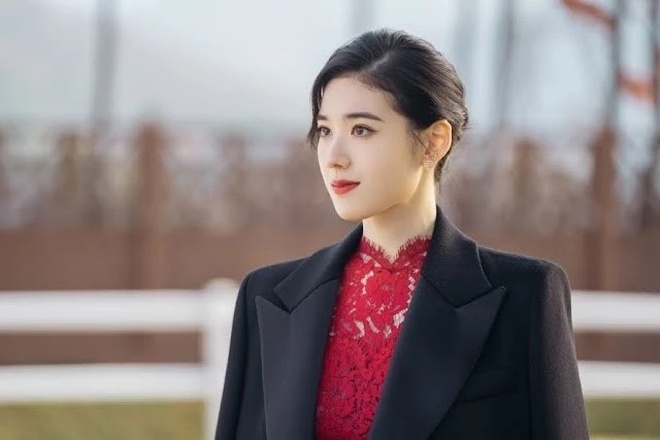 Nữ phụ hot nhất xứ H&agrave;n: Cứ l&ecirc;n phim l&agrave; đẹp &aacute;t nữ ch&iacute;nh, h&agrave;o quang sang chảnh dẫu chỉ diện &aacute;o sơ mi tối giản - Ảnh 1.