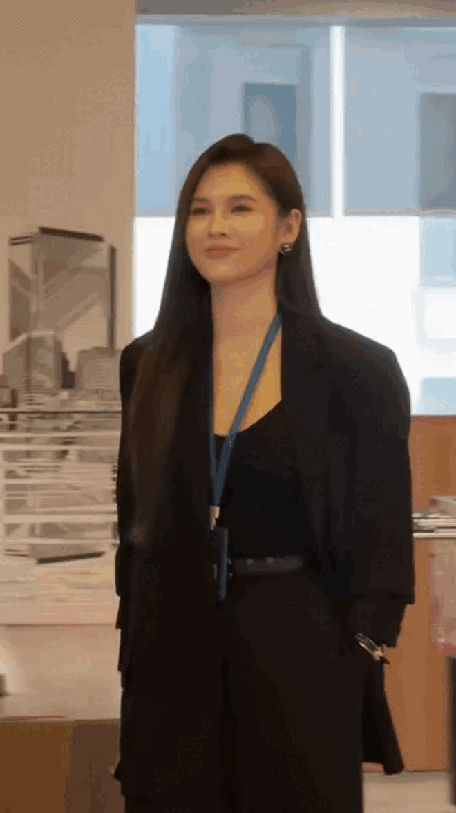 Nữ thần c&ocirc;ng sở hot nhất phim Việt giờ v&agrave;ng hiện tại: Mặc đẹp kh&ocirc;ng trượt ph&aacute;t n&agrave;o, biến văn ph&ograve;ng th&agrave;nh s&agrave;n catwalk - Ảnh 3.