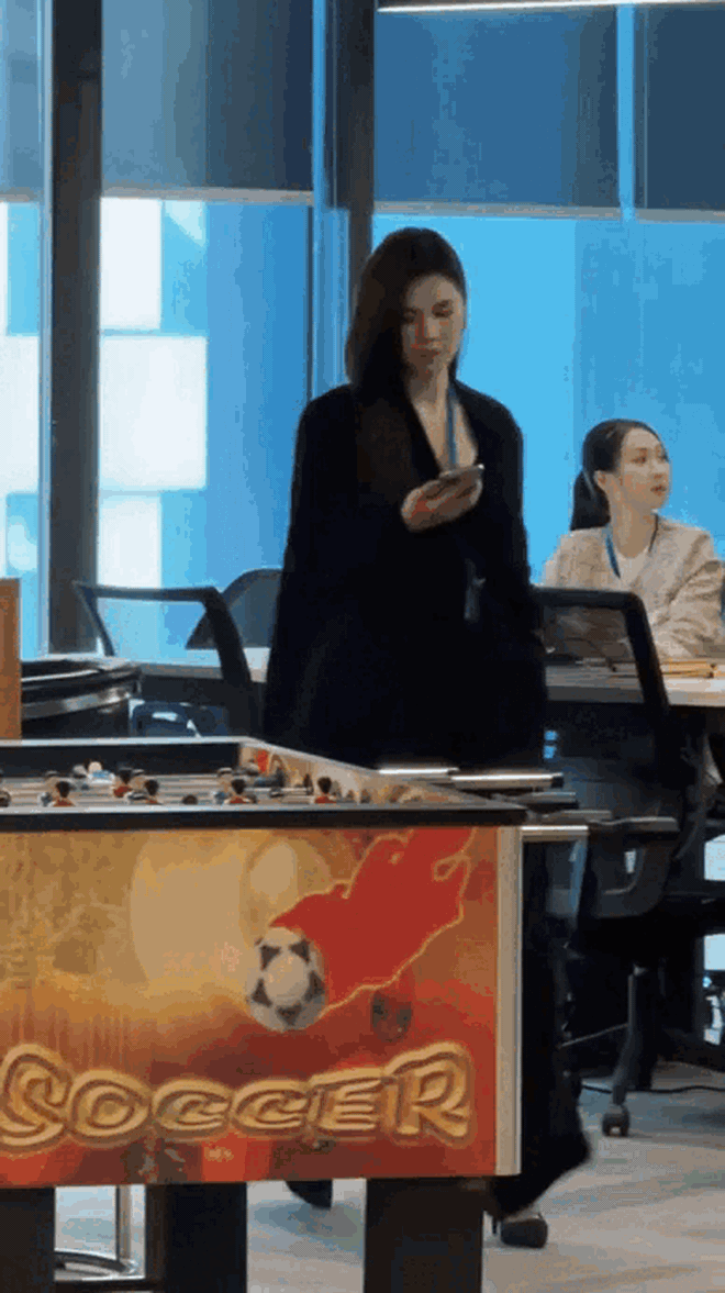 Nữ thần c&ocirc;ng sở hot nhất phim Việt giờ v&agrave;ng hiện tại: Mặc đẹp kh&ocirc;ng trượt ph&aacute;t n&agrave;o, biến văn ph&ograve;ng th&agrave;nh s&agrave;n catwalk - Ảnh 4.