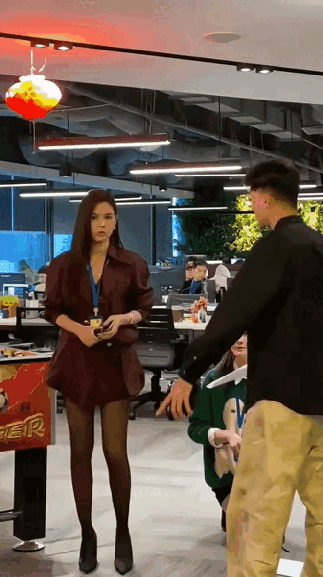 Nữ thần c&ocirc;ng sở hot nhất phim Việt giờ v&agrave;ng hiện tại: Mặc đẹp kh&ocirc;ng trượt ph&aacute;t n&agrave;o, biến văn ph&ograve;ng th&agrave;nh s&agrave;n catwalk - Ảnh 9.