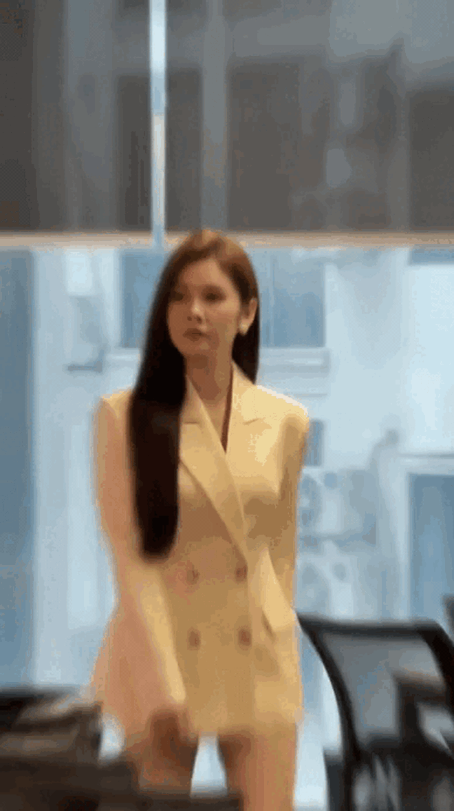 Nữ thần c&ocirc;ng sở hot nhất phim Việt giờ v&agrave;ng hiện tại: Mặc đẹp kh&ocirc;ng trượt ph&aacute;t n&agrave;o, biến văn ph&ograve;ng th&agrave;nh s&agrave;n catwalk - Ảnh 2.