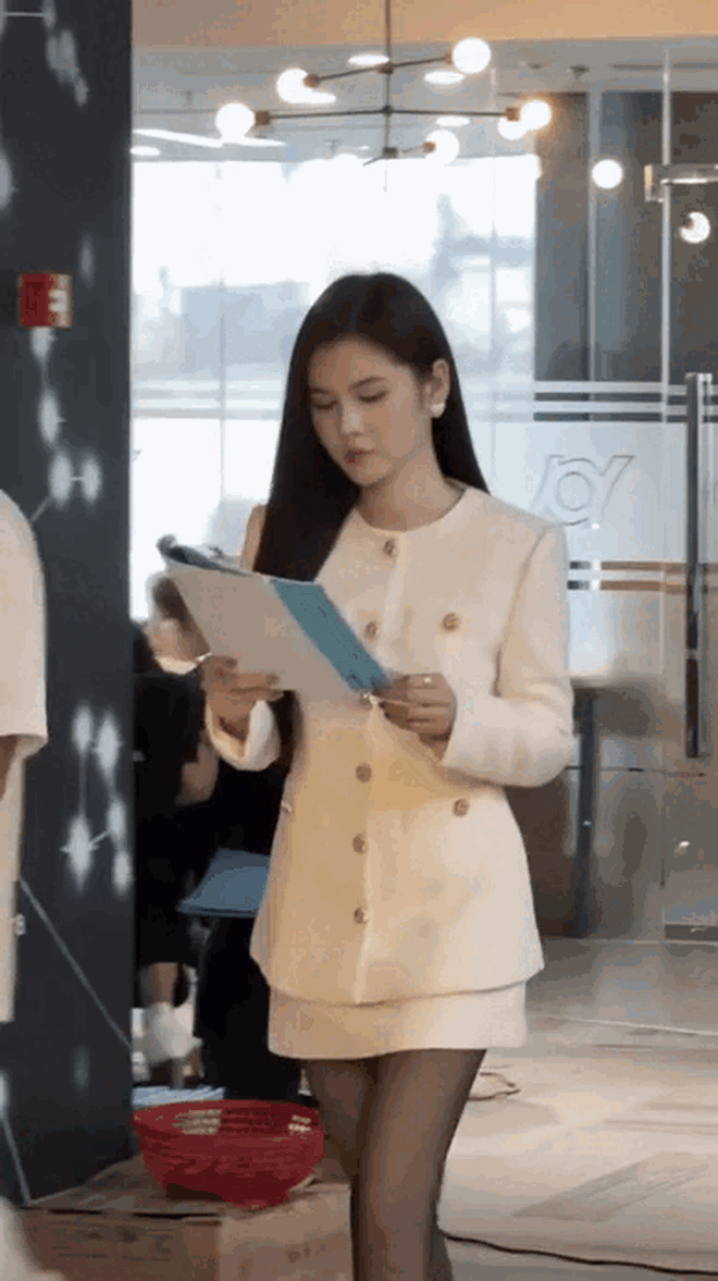 Nữ thần c&ocirc;ng sở hot nhất phim Việt giờ v&agrave;ng hiện tại: Mặc đẹp kh&ocirc;ng trượt ph&aacute;t n&agrave;o, biến văn ph&ograve;ng th&agrave;nh s&agrave;n catwalk - Ảnh 5.