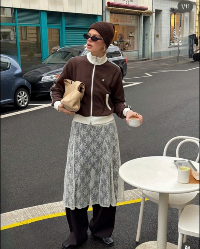 &Aacute;o kho&aacute;c thể thao mix c&ugrave;ng đồ &ldquo;b&aacute;nh b&egrave;o&rdquo;: C&ocirc;ng thức bao lạ bao đẹp, chẳng tr&aacute;ch phủ s&oacute;ng mạnh to&agrave;n cầu!- Ảnh 2.