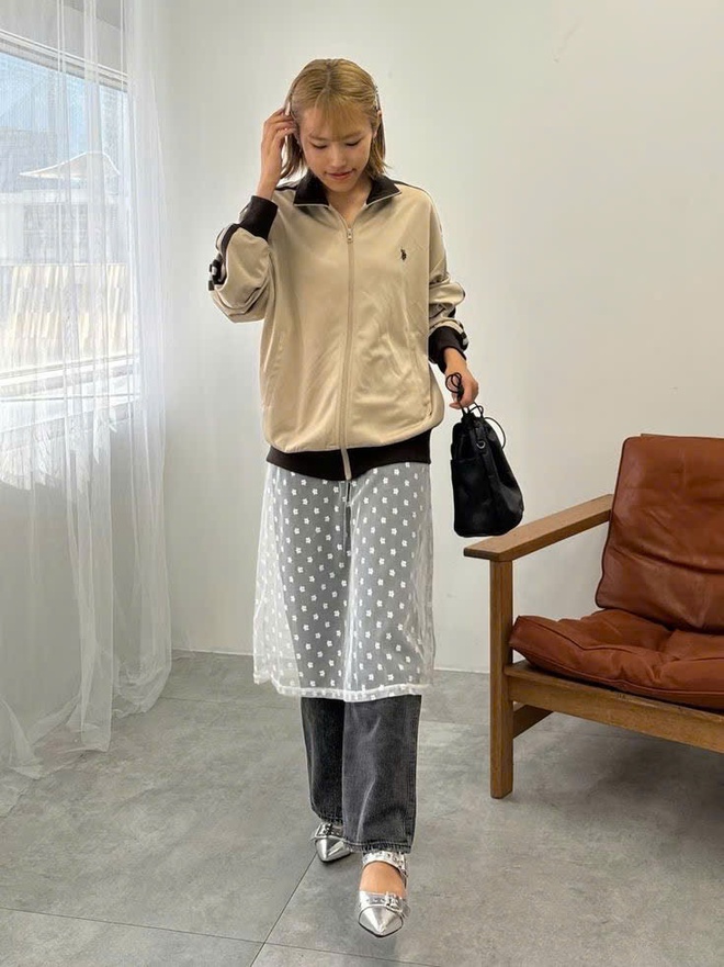 &Aacute;o kho&aacute;c thể thao mix c&ugrave;ng đồ &ldquo;b&aacute;nh b&egrave;o&rdquo;: C&ocirc;ng thức bao lạ bao đẹp, chẳng tr&aacute;ch phủ s&oacute;ng mạnh to&agrave;n cầu!- Ảnh 17.