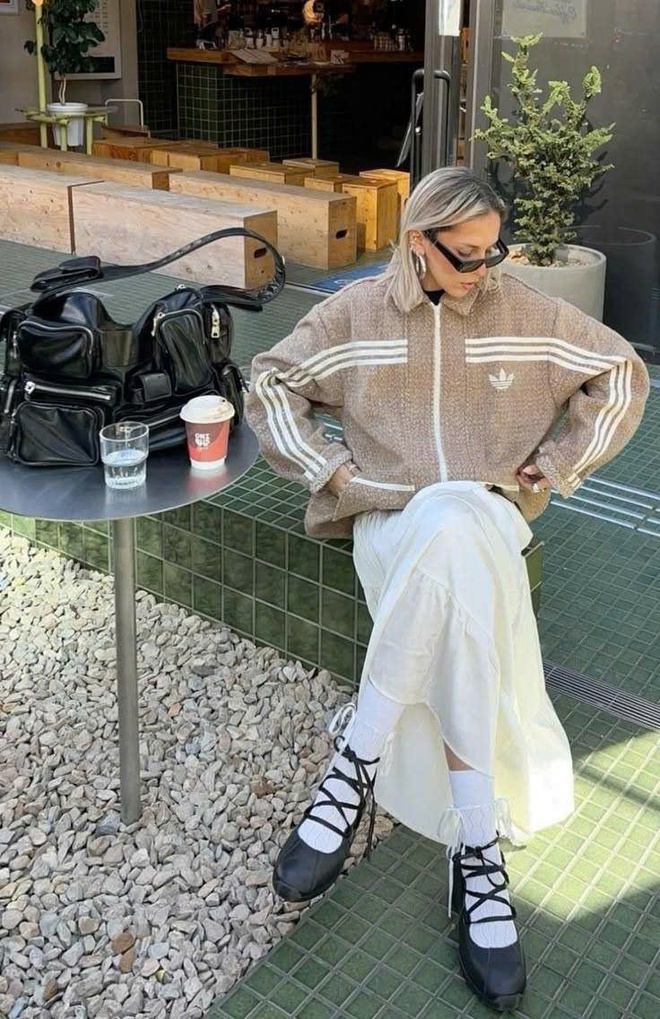 &Aacute;o kho&aacute;c thể thao mix c&ugrave;ng đồ &ldquo;b&aacute;nh b&egrave;o&rdquo;: C&ocirc;ng thức bao lạ bao đẹp, chẳng tr&aacute;ch phủ s&oacute;ng mạnh to&agrave;n cầu!- Ảnh 19.