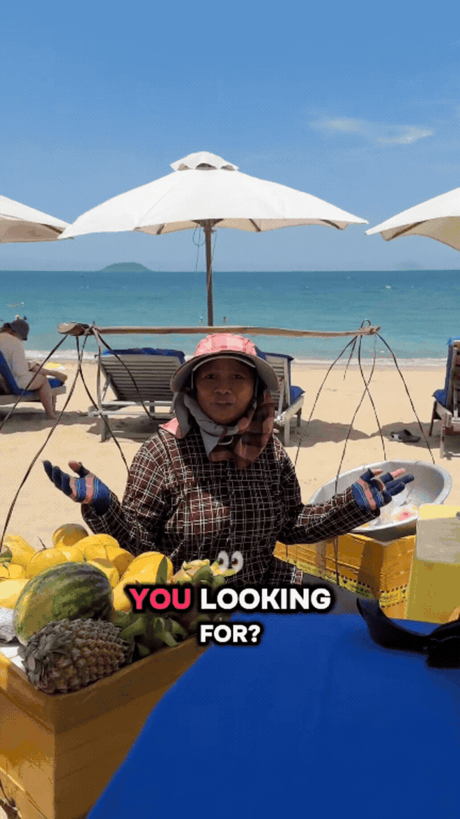 Ch&acirc;n dung b&agrave; b&aacute;n tr&aacute;i c&acirc;y v&agrave; ch&agrave;ng ti&ecirc;n c&aacute; khiến kh&aacute;ch T&acirc;y xếp h&agrave;ng d&agrave;i chờ gặp- Ảnh 3.