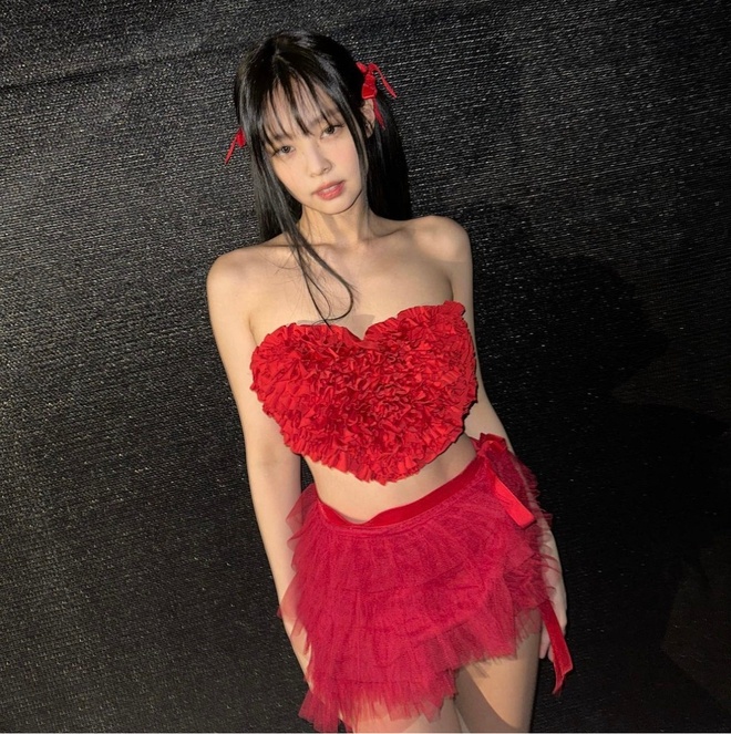 Mỹ nh&acirc;n thấp b&eacute; nhưng mặc g&igrave; cũng tạo trend, g&aacute;i xinh to&agrave;n cầu rủ nhau copy paste- Ảnh 16.