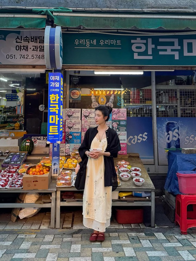 "Bạch nguyệt quang" sống ở Paris g&acirc;y sốt v&igrave; mặc đẹp, đứng cạnh g&aacute;i T&acirc;y kh&ocirc;ng hề l&eacute;p vế- Ảnh 8.