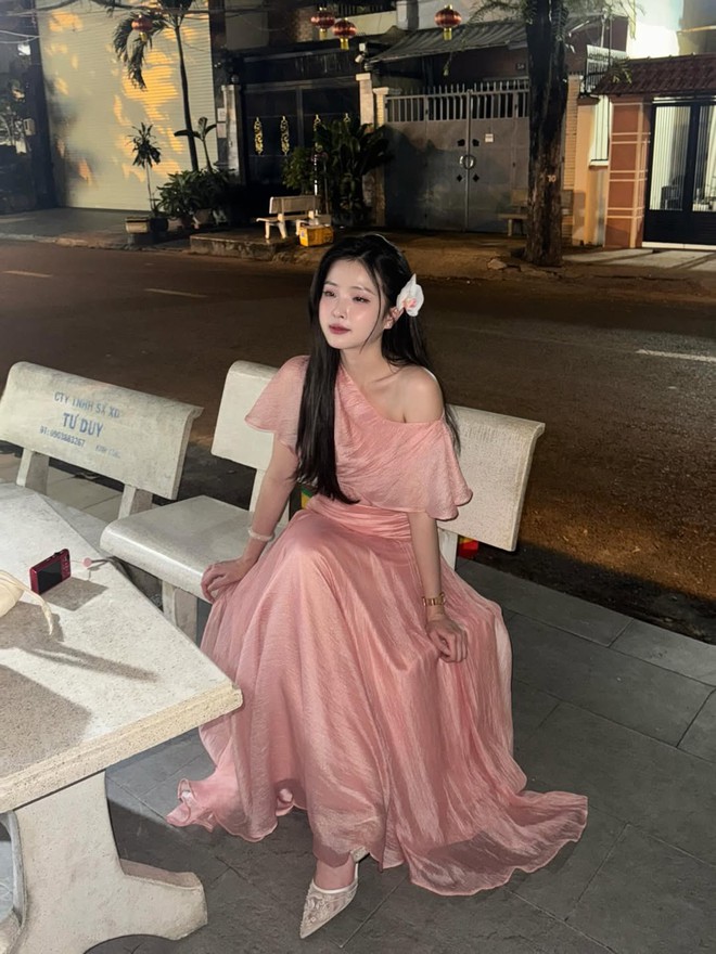 "Bạch nguyệt quang" sống ở Paris g&acirc;y sốt v&igrave; mặc đẹp, đứng cạnh g&aacute;i T&acirc;y kh&ocirc;ng hề l&eacute;p vế- Ảnh 11.