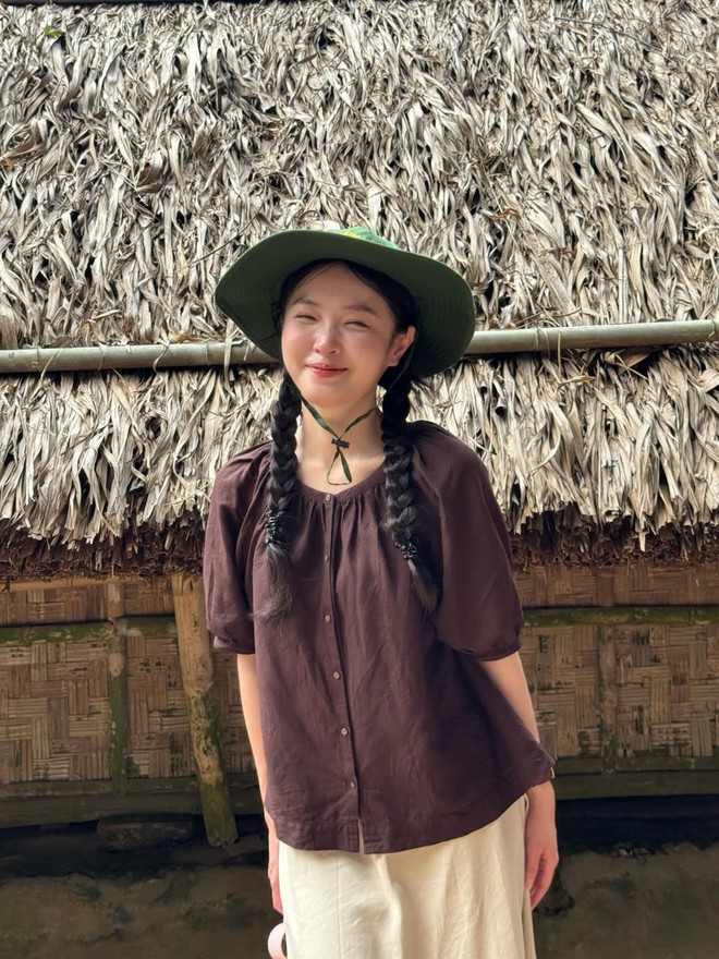 "Bạch nguyệt quang" sống ở Paris g&acirc;y sốt v&igrave; mặc đẹp, đứng cạnh g&aacute;i T&acirc;y kh&ocirc;ng hề l&eacute;p vế- Ảnh 6.