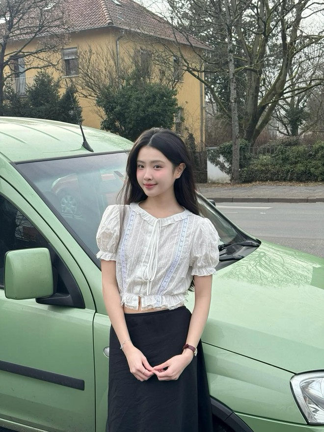 "Bạch nguyệt quang" sống ở Paris g&acirc;y sốt v&igrave; mặc đẹp, đứng cạnh g&aacute;i T&acirc;y kh&ocirc;ng hề l&eacute;p vế- Ảnh 5.