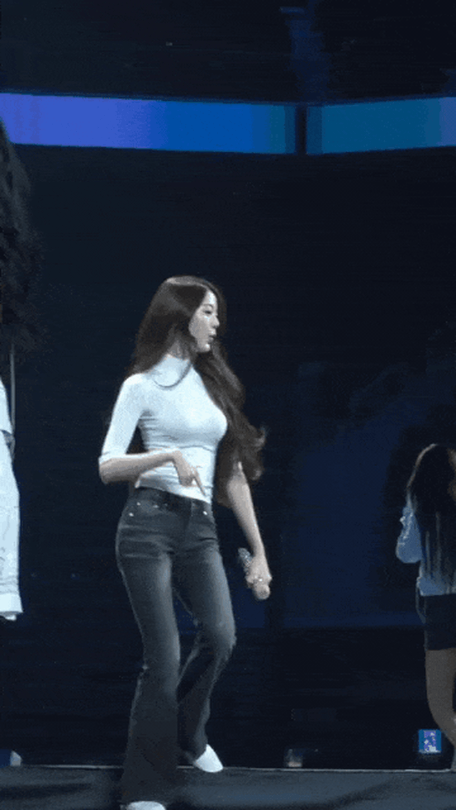 "C&ocirc;ng ch&uacute;a Kpop" diện 1 lần, item n&agrave;y bỗng rần rần c&otilde;i mạng - Ảnh 1.