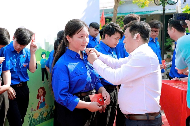 Rực rỡ sắc &aacute;o xanh tr&ecirc;n những c&ocirc;ng tr&igrave;nh mới: Tuổi trẻ Th&agrave;nh phố Hồ Ch&iacute; Minh lan tỏa tinh thần t&igrave;nh nguyện năm 2026 - Ảnh 5.
