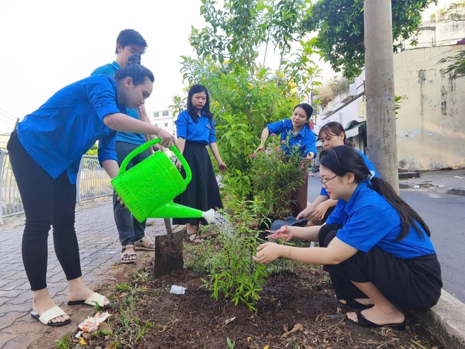 Rực rỡ sắc &aacute;o xanh tr&ecirc;n những c&ocirc;ng tr&igrave;nh mới: Tuổi trẻ Th&agrave;nh phố Hồ Ch&iacute; Minh lan tỏa tinh thần t&igrave;nh nguyện năm 2026 - Ảnh 7.