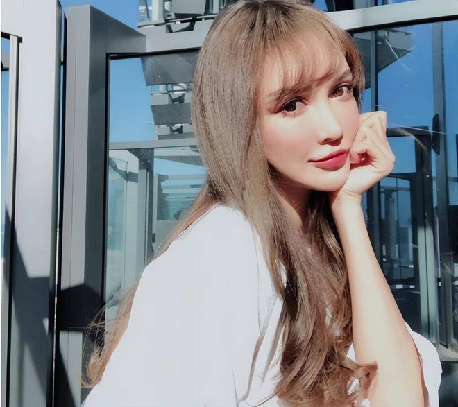 C&ocirc; g&aacute;i cao 1m80 bị &eacute;p dao k&eacute;o từ năm 14 tuổi, hơn 300 lần phẫu thuật: Gương mặt hiện tại thế n&agrave;o? - Ảnh 6.