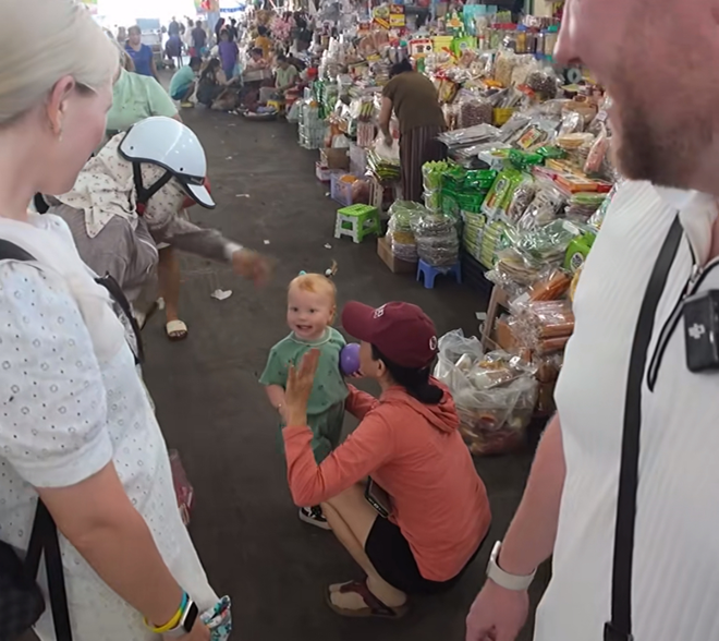 Em bé Tây đi chợ ở Đà Nẵng hút 2 triệu view: Danh tính bất ngờ! - Ảnh 10.