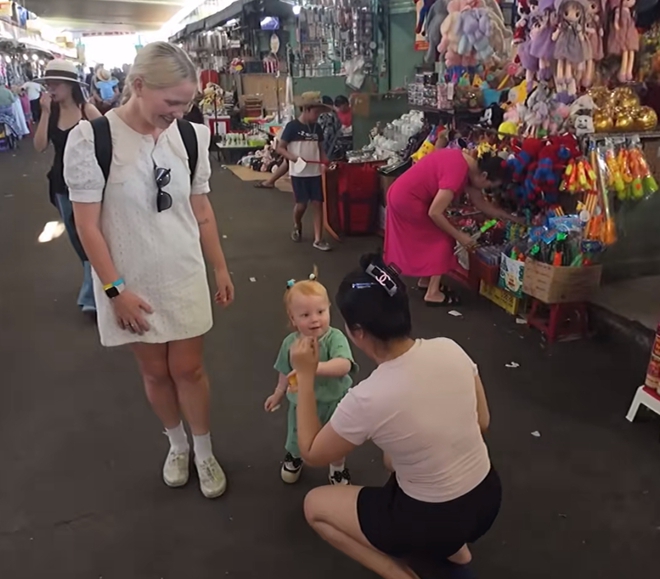 Em bé Tây đi chợ ở Đà Nẵng hút 2 triệu view: Danh tính bất ngờ! - Ảnh 11.