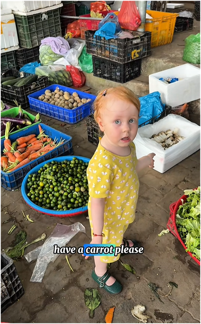 Em bé Tây đi chợ ở Đà Nẵng hút 2 triệu view: Danh tính bất ngờ! - Ảnh 2.