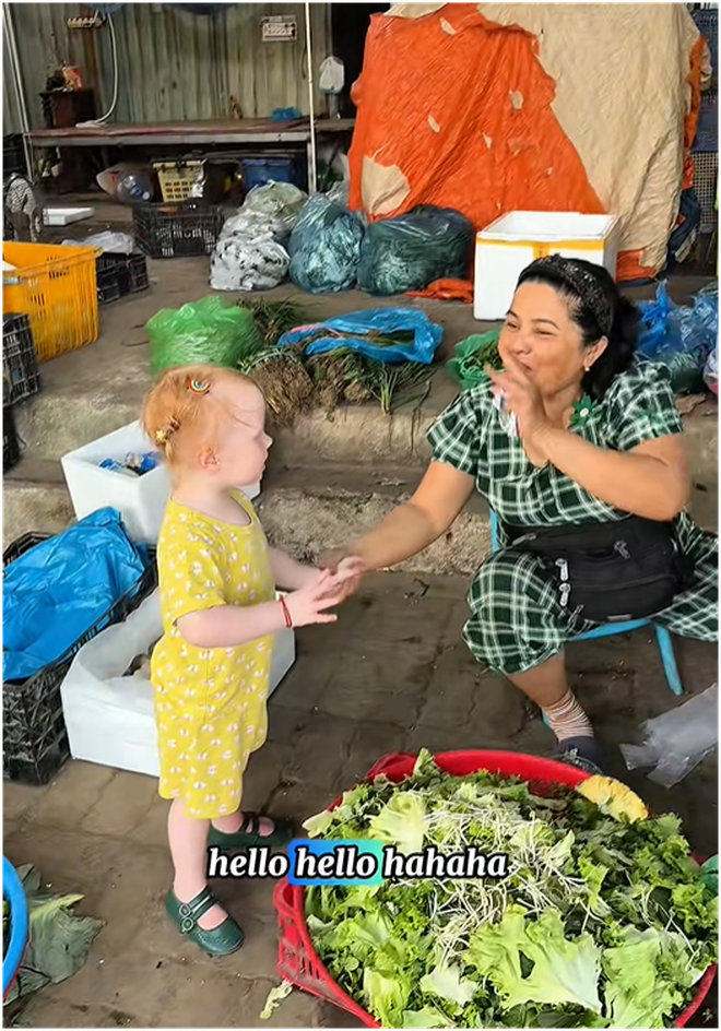 Em bé Tây đi chợ ở Đà Nẵng hút 2 triệu view: Danh tính bất ngờ! - Ảnh 7.