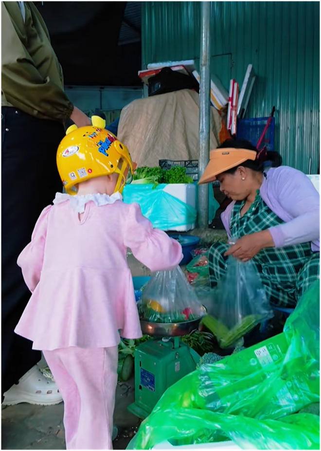 Em bé Tây đi chợ ở Đà Nẵng hút 2 triệu view: Danh tính bất ngờ! - Ảnh 8.