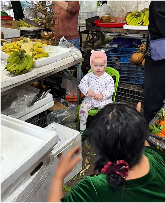 Em bé Tây đi chợ ở Đà Nẵng hút 2 triệu view: Danh tính bất ngờ! - Ảnh 6.