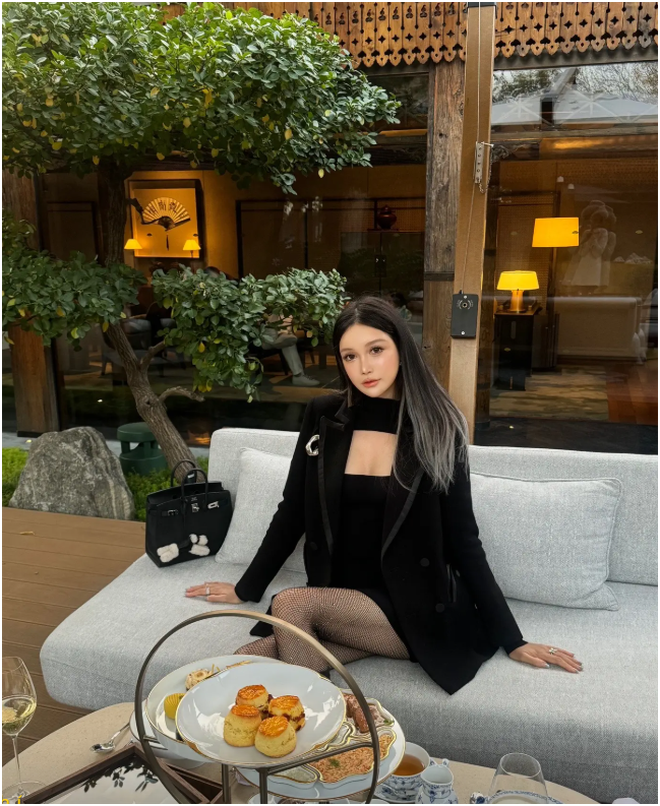 C&ocirc; g&aacute;i cao 1m80 bị &eacute;p dao k&eacute;o từ năm 14 tuổi, hơn 300 lần phẫu thuật: Gương mặt hiện tại thế n&agrave;o? - Ảnh 8.