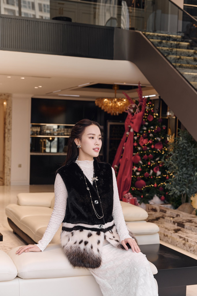 Chọn bình yên bên gia đình thay vì hào quang Hoa hậu: Nữ MC lấy chồng Tiến sĩ, cuộc sống như phú bà trong dinh thự 9 tầng ở Hà Nội- Ảnh 10. Chọn bình yên bên gia đình thay vì hào quang Hoa hậu: Nữ MC lấy chồng Tiến sĩ, cuộc sống như phú bà trong dinh thự 9 tầng ở Hà Nội- Ảnh 10.