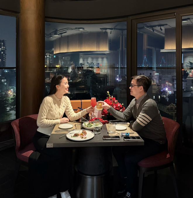 Chọn bình yên bên gia đình thay vì hào quang Hoa hậu: Nữ MC lấy chồng Tiến sĩ, cuộc sống như phú bà trong dinh thự 9 tầng ở Hà Nội- Ảnh 12. Chọn bình yên bên gia đình thay vì hào quang Hoa hậu: Nữ MC lấy chồng Tiến sĩ, cuộc sống như phú bà trong dinh thự 9 tầng ở Hà Nội- Ảnh 12.