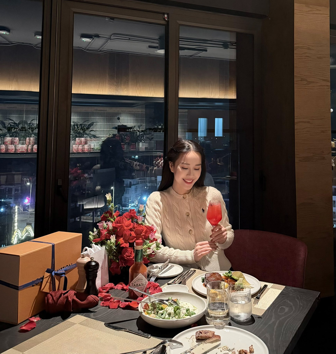 Chọn bình yên bên gia đình thay vì hào quang Hoa hậu: Nữ MC lấy chồng Tiến sĩ, cuộc sống như phú bà trong dinh thự 9 tầng ở Hà Nội- Ảnh 13. Chọn bình yên bên gia đình thay vì hào quang Hoa hậu: Nữ MC lấy chồng Tiến sĩ, cuộc sống như phú bà trong dinh thự 9 tầng ở Hà Nội- Ảnh 13.