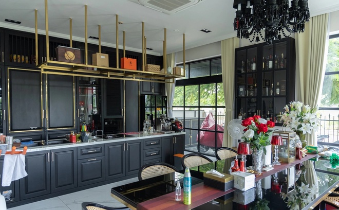 D&agrave;n "nam thần Vbiz" đ&atilde; đẹp lại gi&agrave;u, sống đời xa hoa: Người ở biệt thự 70 tỷ, người sở hữu penthouse c&oacute; s&acirc;n vườn hồ c&aacute;- Ảnh 41.