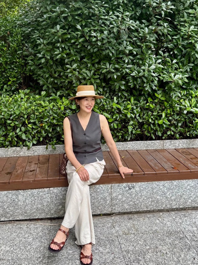 60 tuổi mặc đẹp thế n&agrave;y, t&ocirc;i mới hiểu: Đừng cố trẻ h&oacute;a, chỉ cần&hellip; thoải m&aacute;i l&agrave; đủ l&agrave;m cả mạng x&atilde; hội 'm&ecirc; mẩn' - Ảnh 1.