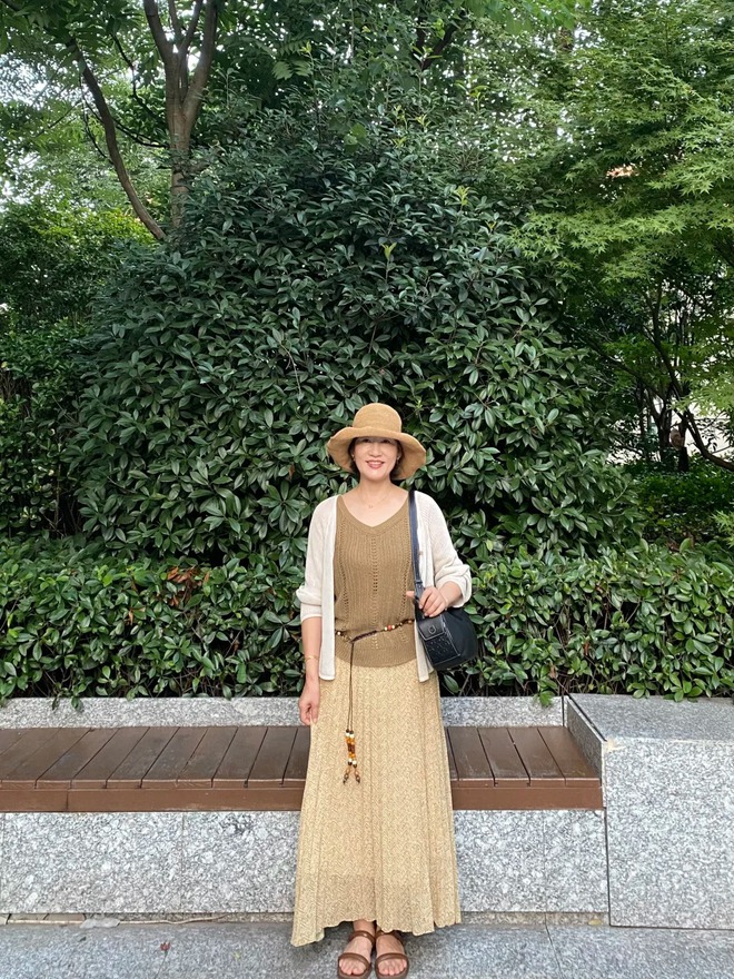 60 tuổi mặc đẹp thế n&agrave;y, t&ocirc;i mới hiểu: Đừng cố trẻ h&oacute;a, chỉ cần&hellip; thoải m&aacute;i l&agrave; đủ l&agrave;m cả mạng x&atilde; hội 'm&ecirc; mẩn' - Ảnh 11.