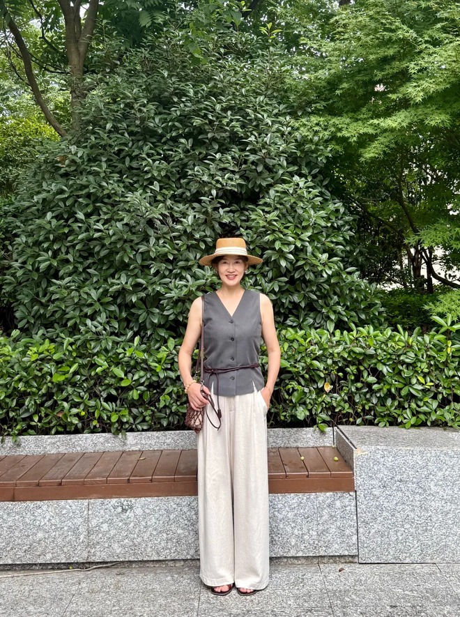 60 tuổi mặc đẹp thế n&agrave;y, t&ocirc;i mới hiểu: Đừng cố trẻ h&oacute;a, chỉ cần&hellip; thoải m&aacute;i l&agrave; đủ l&agrave;m cả mạng x&atilde; hội 'm&ecirc; mẩn' - Ảnh 2.